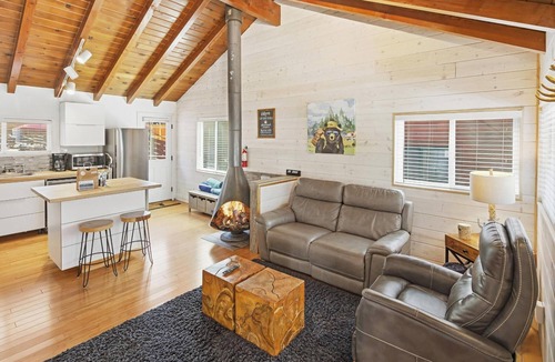 Big Bear Lake Cabin | Close to the Lake! Minutes to the Village! Hot Tub! BBQ! Tesla/EV Charger!