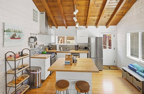 Big Bear Lake Cabin | Close to the Lake! Minutes to the Village! Hot Tub! BBQ! Tesla/EV Charger!