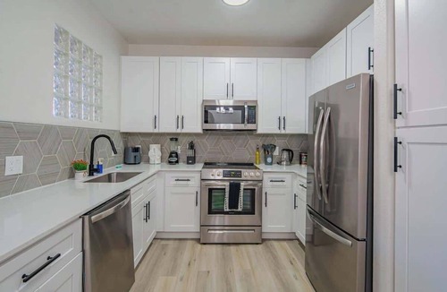 Glendale Sports and Entertainment District Apartment | Close To Westgate Stadium | Pool Parking Gym W/D