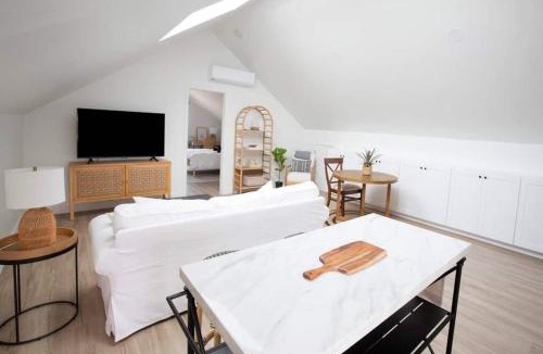 Loma Portal House | Coastal, Elegant, Modern, King Bed
