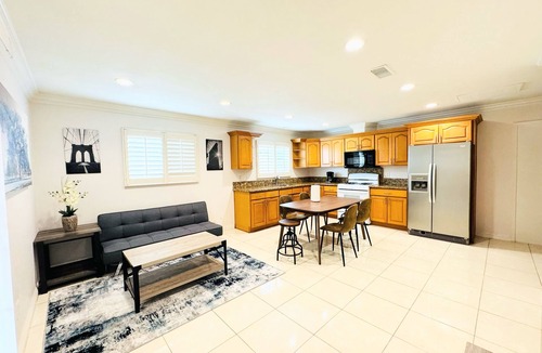 Midway City House | Coastal Guesthouse/Near Disneyland/Knott's Berry Farm/6 miles from the beach