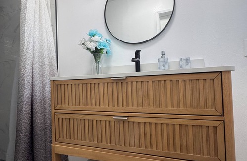 Midway City House | Coastal Stay at OC 6 miles from the beach
