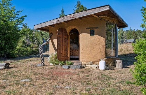 Gualala House | Cob House at Roseman Creek Ranch | Farm Stay