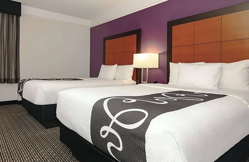 Guasti Hotel | Comfort and Convenience! Enjoy Free Parking + Outdoor Pool