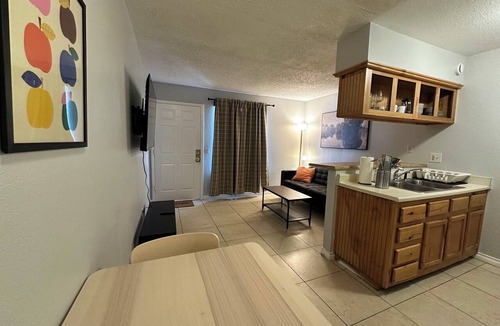 Downtown Phoenix Apartment | Comfortable 1-bedroom with AC Full Kitchen and Laundry in sunny Phoenix