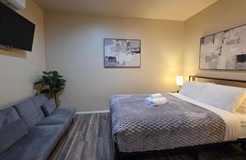 Beverly Grove Apartment | Comfortable Guest Studio by Cedars-Sinai, Beverly Center and Beverly Hills