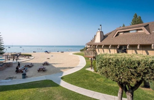 South Lake Tahoe House | Comfortable Stay! On-site Pool, FREE Parking Near Emerald Bay State Park!