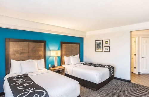 Ahwatukee Foothills Hotel | Comfortable Stay with Pool Access, Enjoy Our Bright Side Breakfast | 2 Rooms