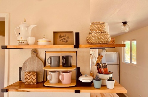 Joshua Tree House | Comfy Cottage With Writer Cabin and Book Nook. Pet-Friendly Fully Fenced Yard