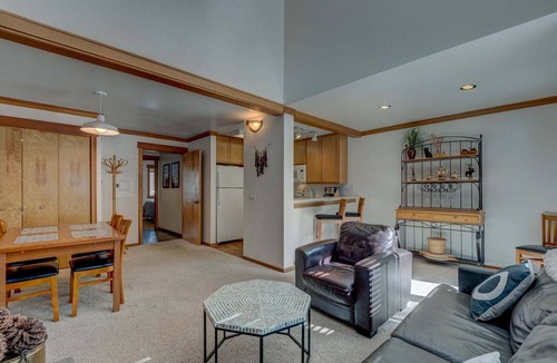 Tahoe Woods Condo | Condo close to ski hill with fireplace, balcony, W&D, hot tub, & pool