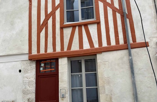 Bourgogne Apartment | Cosy F2 separate sleeping area on ground floor in quiet pedestrian alley close to all amenities
