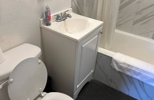 Westlake Apartment | Couple's Studio - with AC and Bathtub