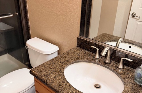Tracy House | Cozy 1-bedroom house in lovely Mountainhouse with AC