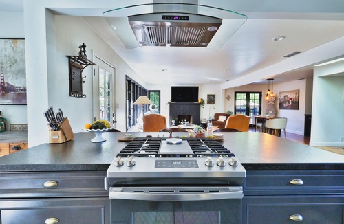 Fair Oaks House | Cozy 1-Bedroom Modern Cottage with Pool & Hot Tub