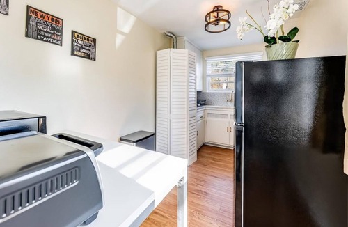 Melrose Apartment | Cozy 1-Bedroom Retreat LA