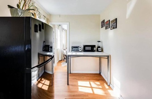 Melrose Apartment | Cozy 1-Bedroom Retreat LA