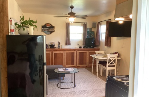 Winters House | Cozy 1-bedroom studio barn cottage in tranquil Winters