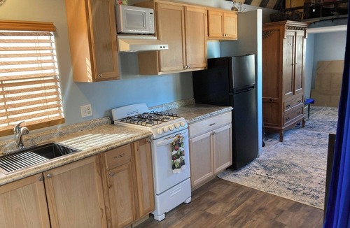 Lake Montezuma Cottage | Cozy 1 bedroom Tiny-Home in welcoming Lake Montezuma with AC & attached pergola.