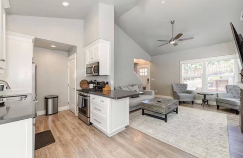 Folsom Cottage | Cozy 2-Story Cottage Near Historic Folsom!