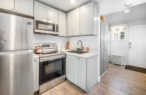 Townsite Apartment | Cozy 2BR Bungalow by the beach, coffee, and dining. Walking Score 10/10