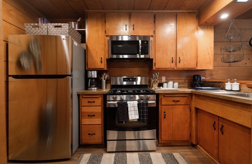 Pine Cove Cabin | Cozy 3 BR Cedar Mountain Retreat - Fireplace & Spa