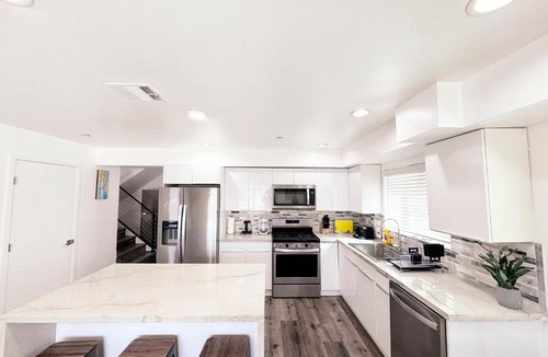 Mid City Apartment | Cozy 3 BR Townhouse with Balcony