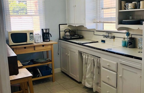 Belmont Shore Apartment | Cozy Beach Apartment in Trendy Belmont Shore! Sanitized and Clean!