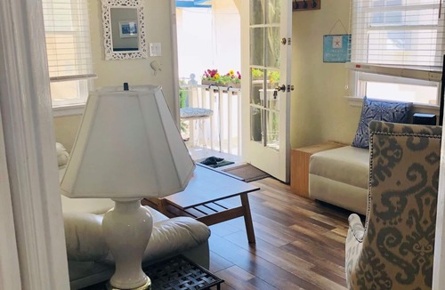 Belmont Shore Apartment | Cozy Beach Apartment in Trendy Belmont Shore! Sanitized and Clean!