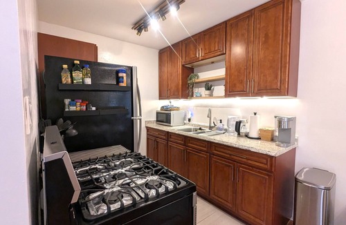Alamitos Beach Condo | Cozy BEACH Condo with AC, Parking & Laundry, 10min walk to beach. Superb WiFi.