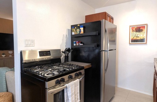 Alamitos Beach Condo | Cozy BEACH Condo with AC, Parking & Laundry, 10min walk to beach. Superb WiFi.