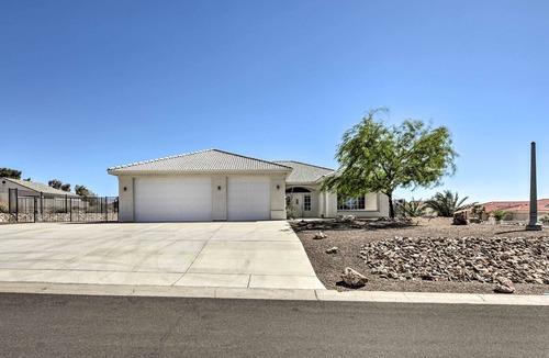 Bullhead City House | Cozy Bullhead City Home w/Patio & Mountain Views!