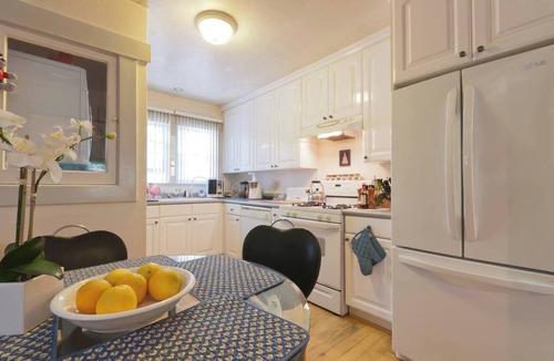 Venice House | Cozy bungalow in charming Venice with WiFi, AC, heating, washer and dryer.