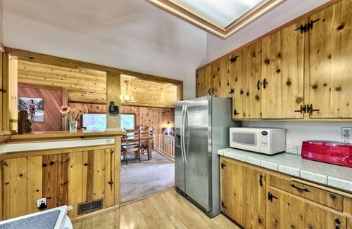 Ridgewood House | Cozy cabin hot-tub fire-pit close to ski
