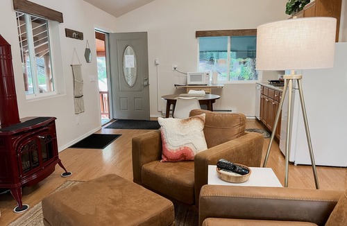Prescott Cottage | Cozy Cabin just 5 minutes from Lynx Lake