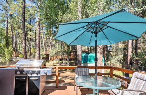 Ponderosa Park Cabin | Cozy Cabin w/ AC & Deck, 5 Mi to Downtown Prescott