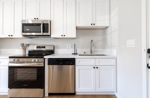 Winter Gardens House | Cozy Casa Bright Modern Suite Kitchen + W/D