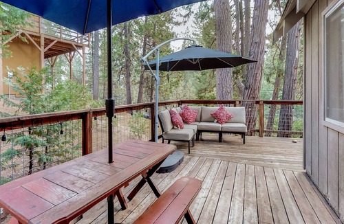Arnold Cabin | Cozy chalet in the forest with WiFi & washer/dryer - seasonal pool & tennis
