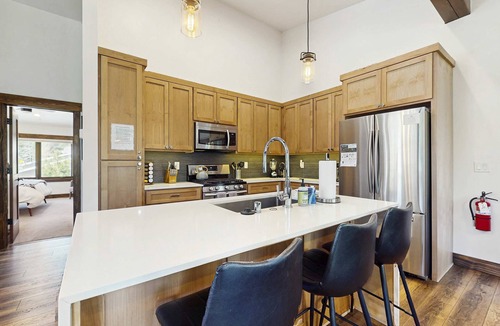 Truckee Condo | Cozy & contemporary townhome with two decks - close to town & outdoor fun