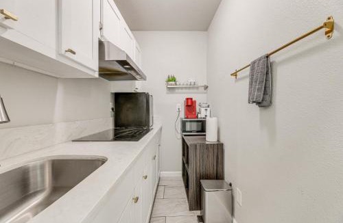 Compton House | Cozy & Convenient Condo in Compton, Pets Welcome!