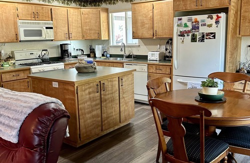 Plumas Eureka House | Cozy Evergreen Cabin, walking distance from Plumas Pines golf course
