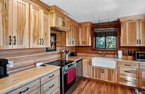 Prescott Cabin | Cozy Forest Cabin Getaway Near Whiskey Row and Prescott Trails