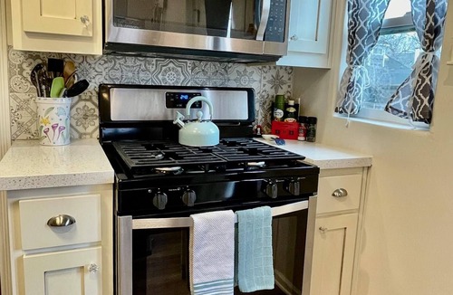 Prescott House | Cozy Historic Farmhouse-2 Bedroom Downstairs Unit - Walk Downtown & Whiskey Row