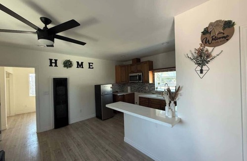 Paramount Apartment | Cozy Home Minutes to Beach Cities!