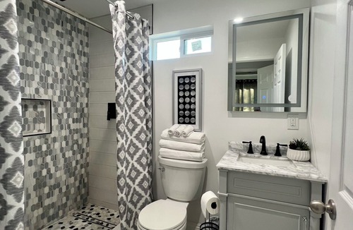 Norwalk House | Cozy home near attractions, beaches, malls & major freeways 605, 91 and 105.