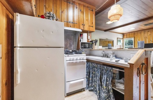 Chico Cabin | Cozy King Bed Cabin w Fireplace