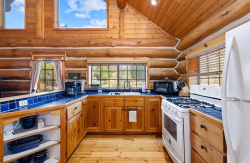 Williamson House | Cozy log cabin with loft, deck & rustic charm!