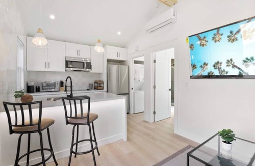 Lincoln Acres House | Cozy Luxury Retreat: Near the Beach & Garden Views