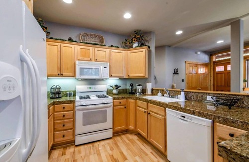 Truckee Condo | Cozy mountain retreat in the heart of Tahoe Donner!