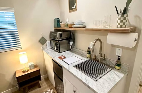 Melrose Paradise Cottage | Cozy Quiet Private Cottage Retreat Near Everything