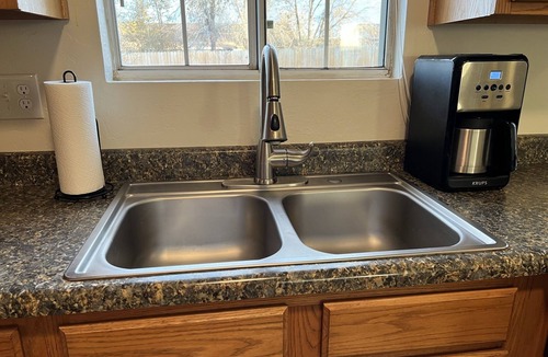 Prescott Valley House | Cozy Retreat only 10 minutes from Whiskey Row and Court House Square.